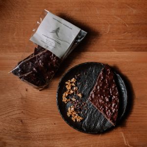 Crunchy dark chocolate with apples 0