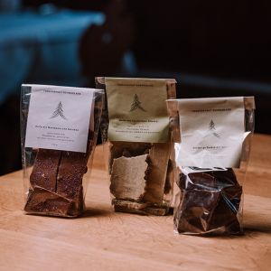 Milk chocolate with cranberries & violets 2